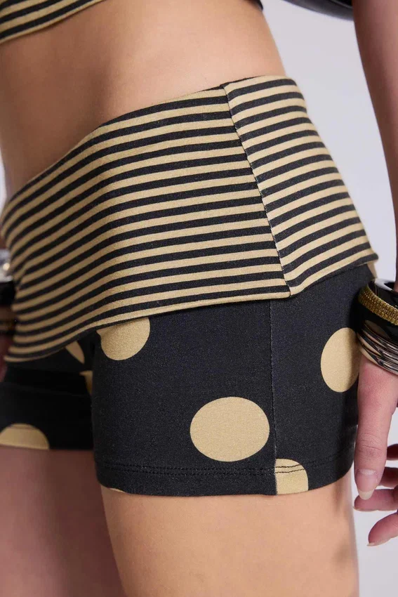 Lola minishorts med polkadotmönster och vikbar midjeresår