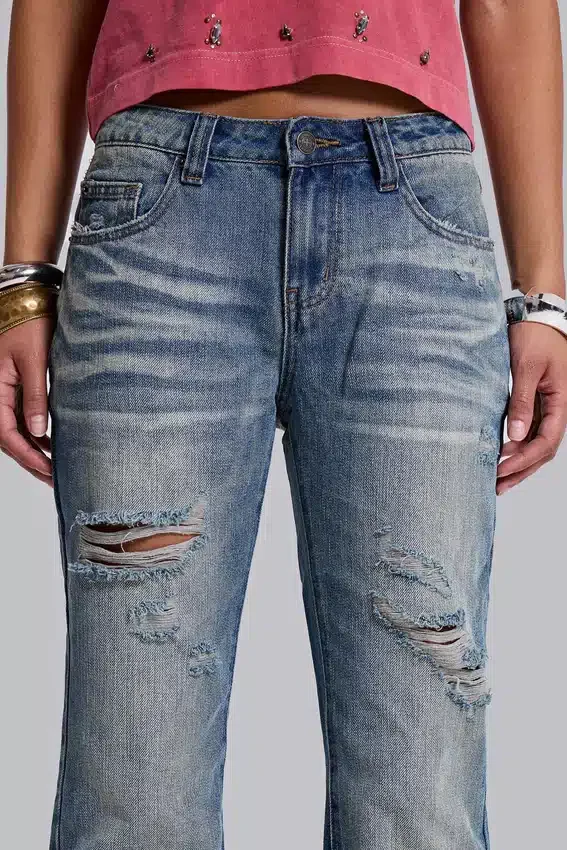 Mellblå slitna, skrynkliga Drift-Jeans med utsvängda ben