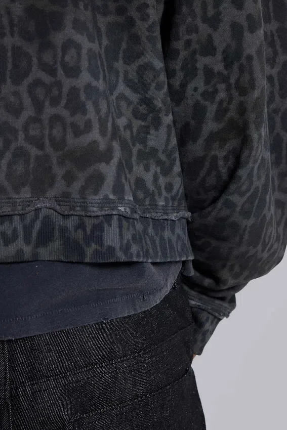 Monster Hoodie i kolgrå leopardmönster
