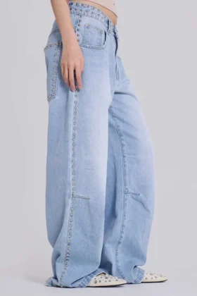 Nailed Studded Colossus Jeans i ljusblå tvätt