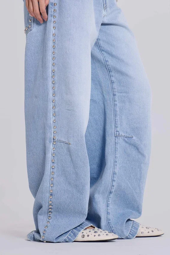 Nailed Studded Colossus Jeans i ljusblå tvätt