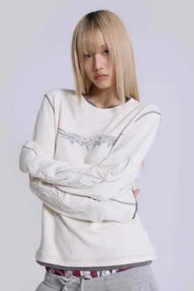 Off White T-shirt med tatueringsapplikation