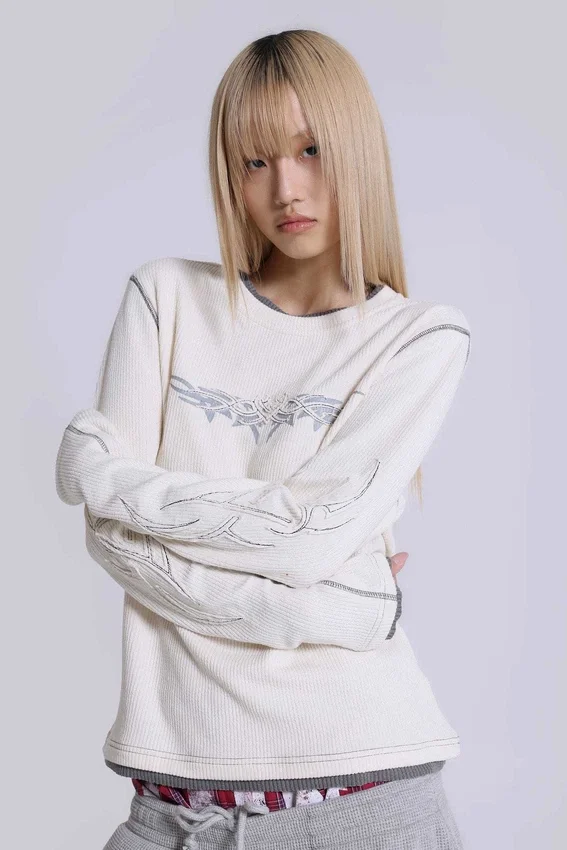 Off White T-shirt med tatueringsapplikation