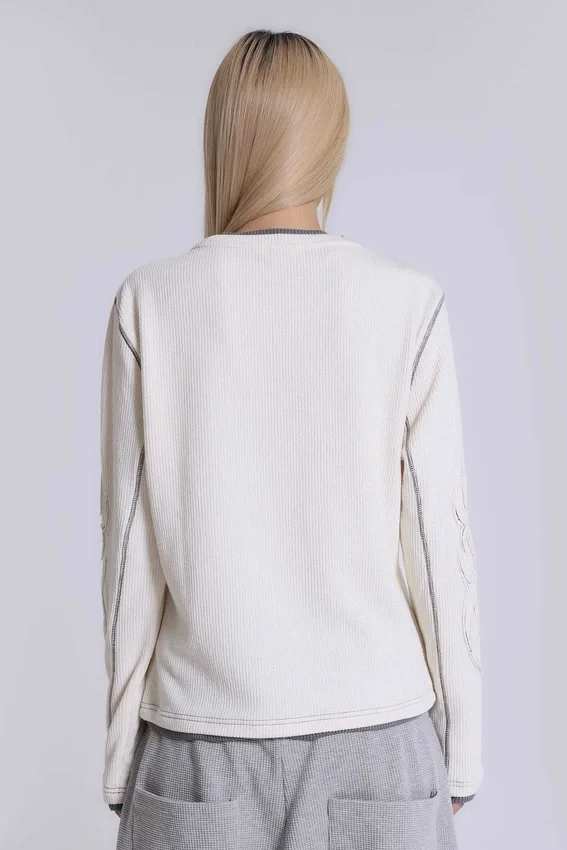 Off White T-shirt med tatueringsapplikation