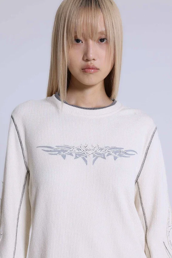 Off White T-shirt med tatueringsapplikation
