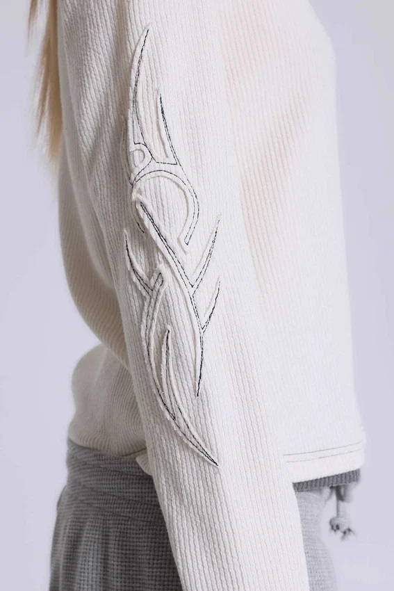 Off White T-shirt med tatueringsapplikation