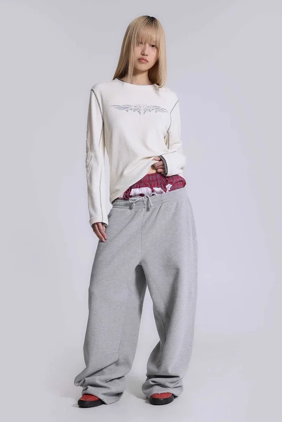 Off White T-shirt med tatueringsapplikation