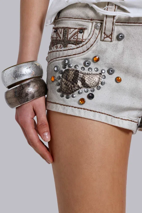 Rock Revival smutsiga minishorts med nitar