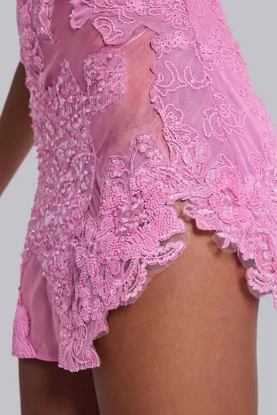 Shadea miniklänning i rosa med spetsapplikationer