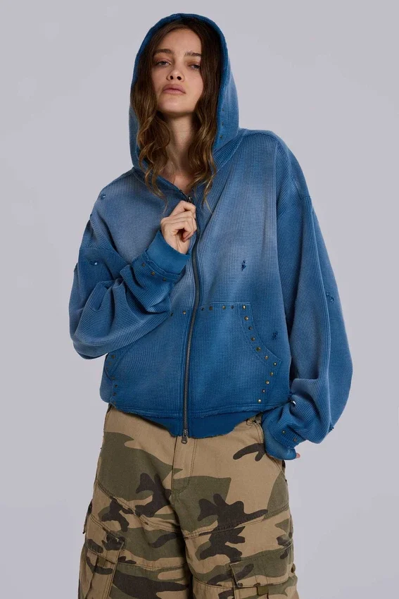 Solblekt hoodie i våffelväv med nitar