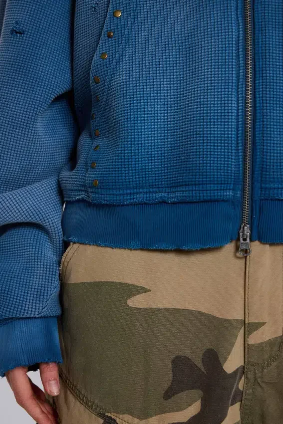 Solblekt hoodie i våffelväv med nitar