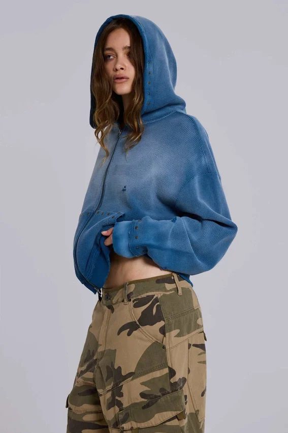 Solblekt hoodie i våffelväv med nitar