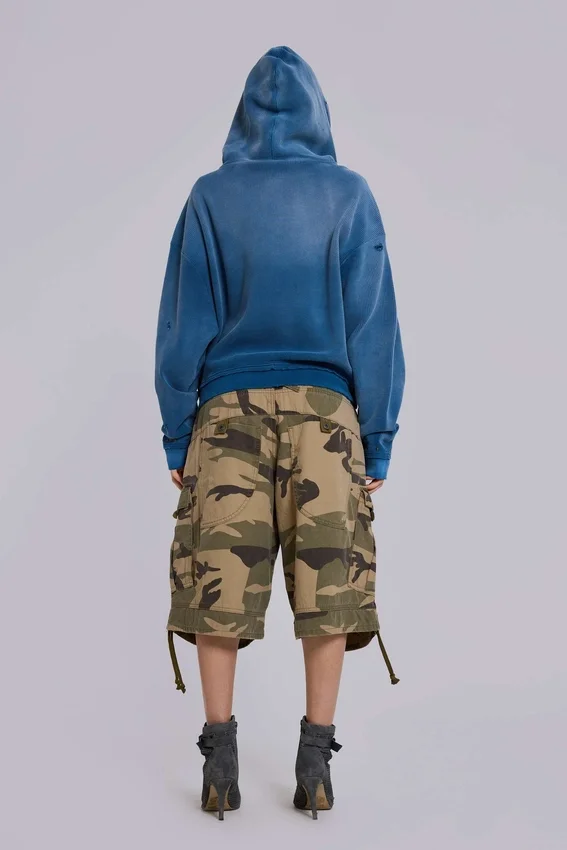 Solblekt hoodie i våffelväv med nitar