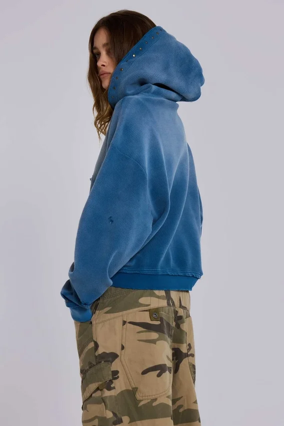 Solblekt hoodie i våffelväv med nitar