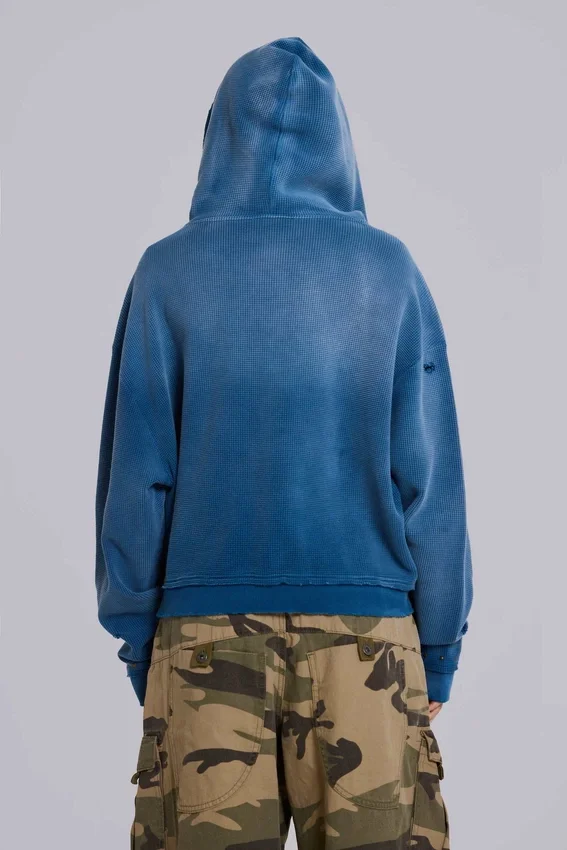 Solblekt hoodie i våffelväv med nitar