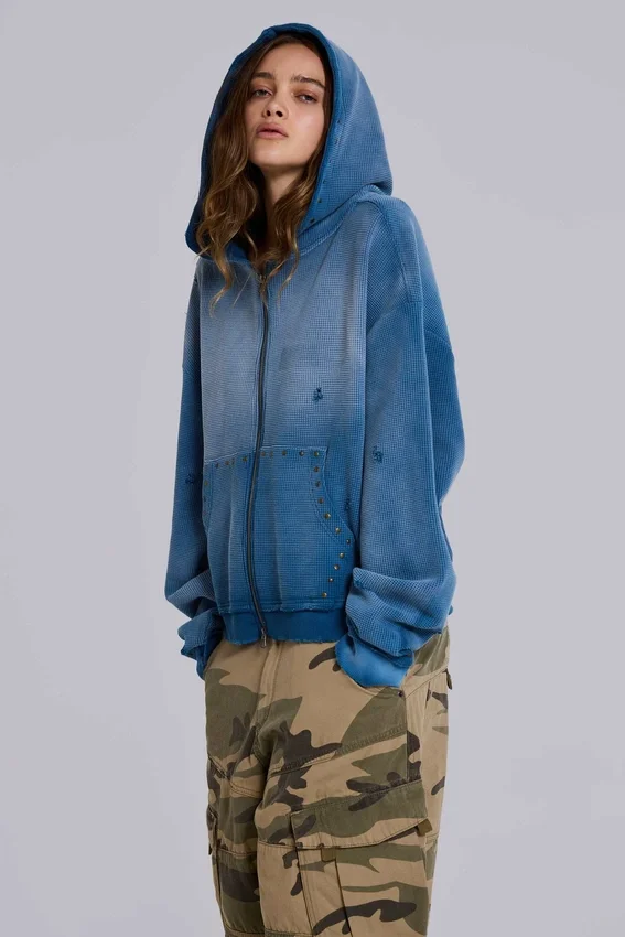 Solblekt hoodie i våffelväv med nitar