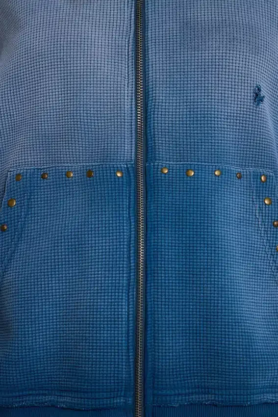 Solblekt hoodie i våffelväv med nitar