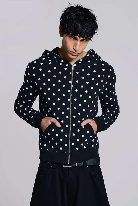 Svart hoodie med prickar
