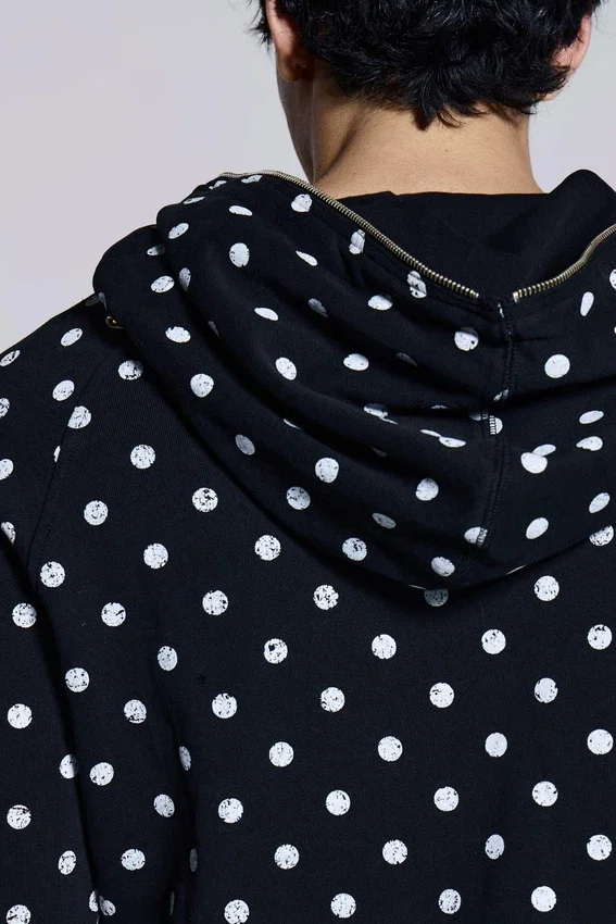 Svart hoodie med prickar
