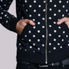 Svart hoodie med prickar