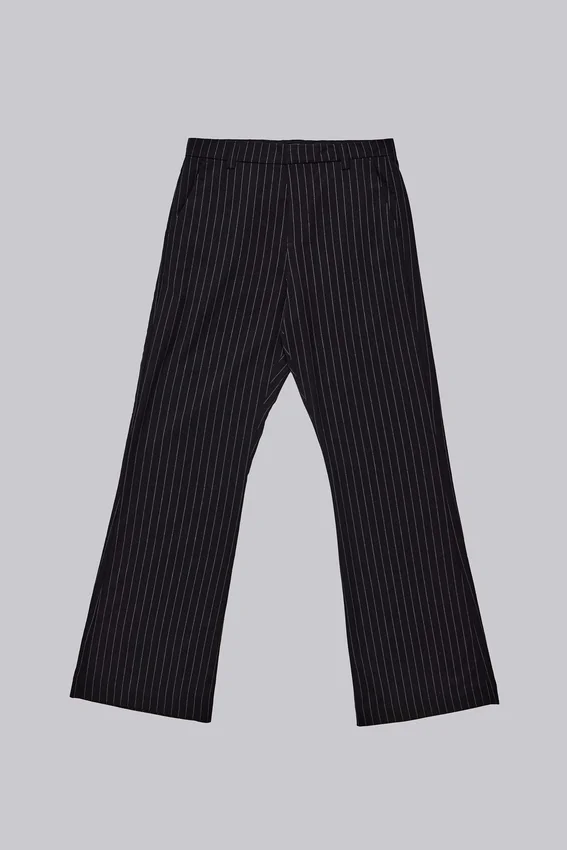 Svarta kostymbyxor med finränder och staplad bootcut