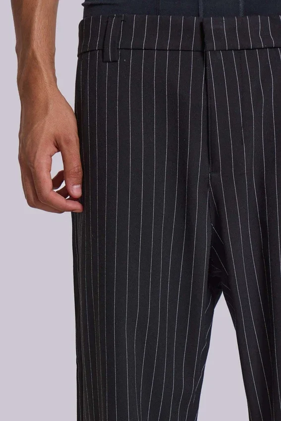 Svarta kostymbyxor med finränder och staplad bootcut