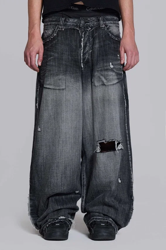 Svarta, slitna XL Colossus Jeans