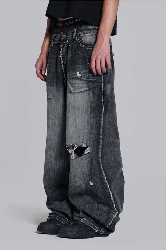 Svarta, slitna XL Colossus Jeans