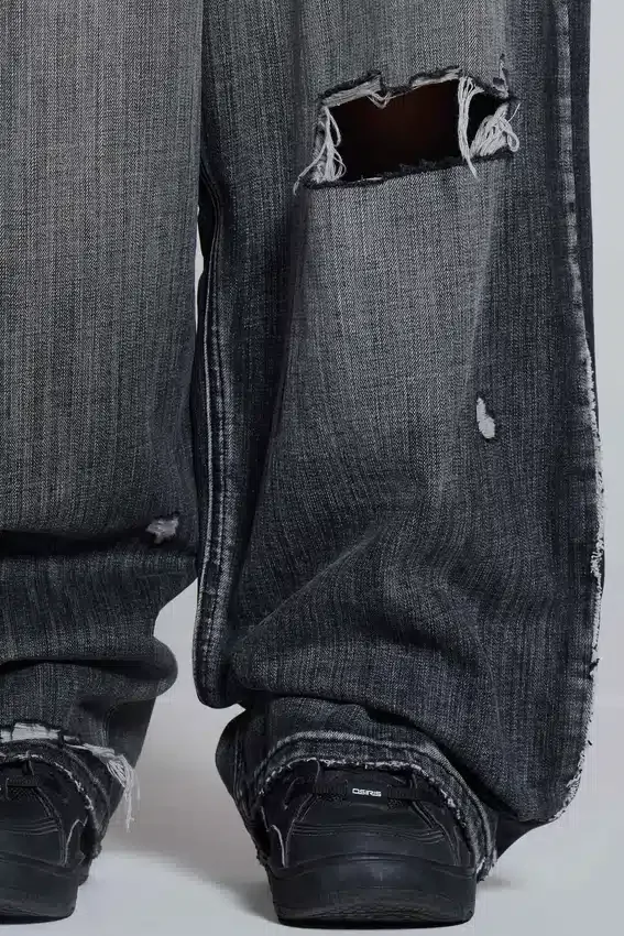 Svarta, slitna XL Colossus Jeans