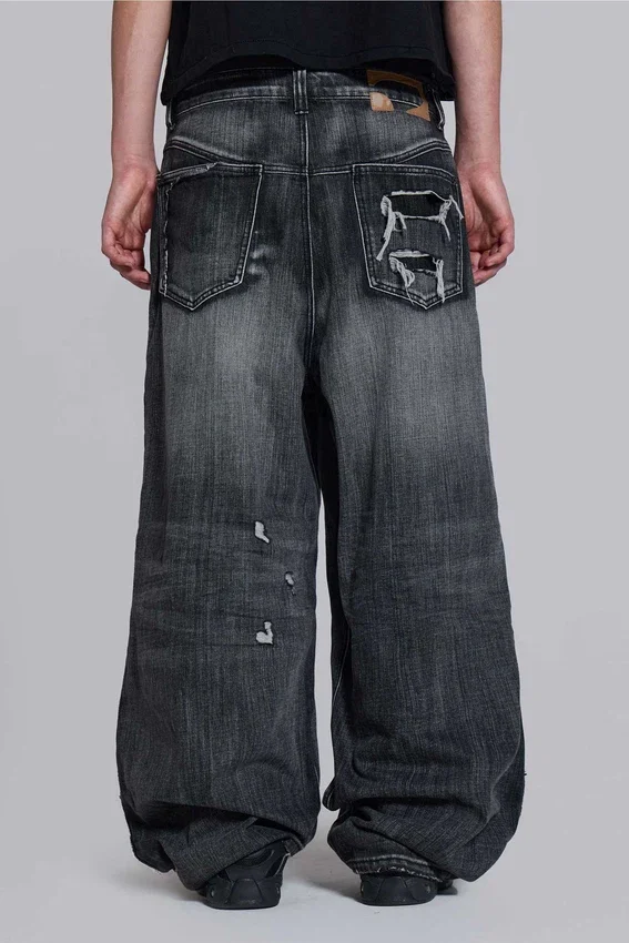 Svarta, slitna XL Colossus Jeans
