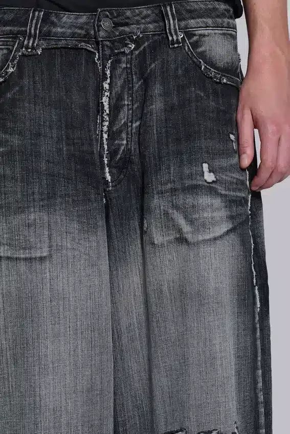 Svarta, slitna XL Colossus Jeans