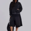 Tvättad svart hoodie med dragkedja, solblekt och våffelfodrad
