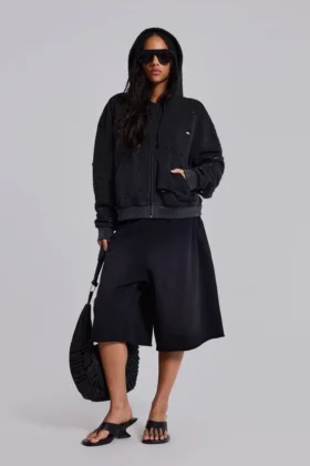 Tvättad svart hoodie med dragkedja, solblekt och våffelfodrad