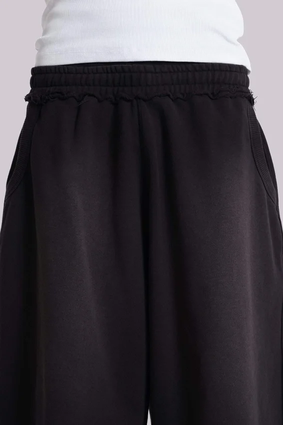 Tvättade svarta Monster Jogger-shorts i baggy-modell