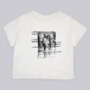 Vit kort T-shirt med etsningsmönster
