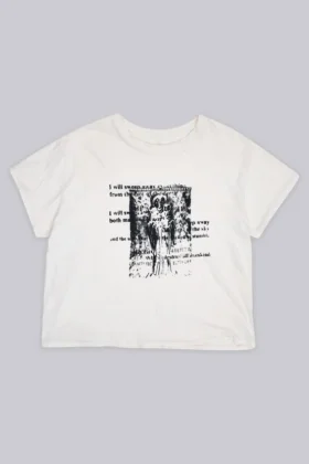 Vit kort T-shirt med etsningsmönster