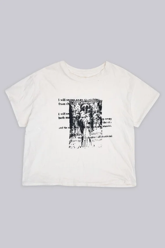 Vit kort T-shirt med etsningsmönster