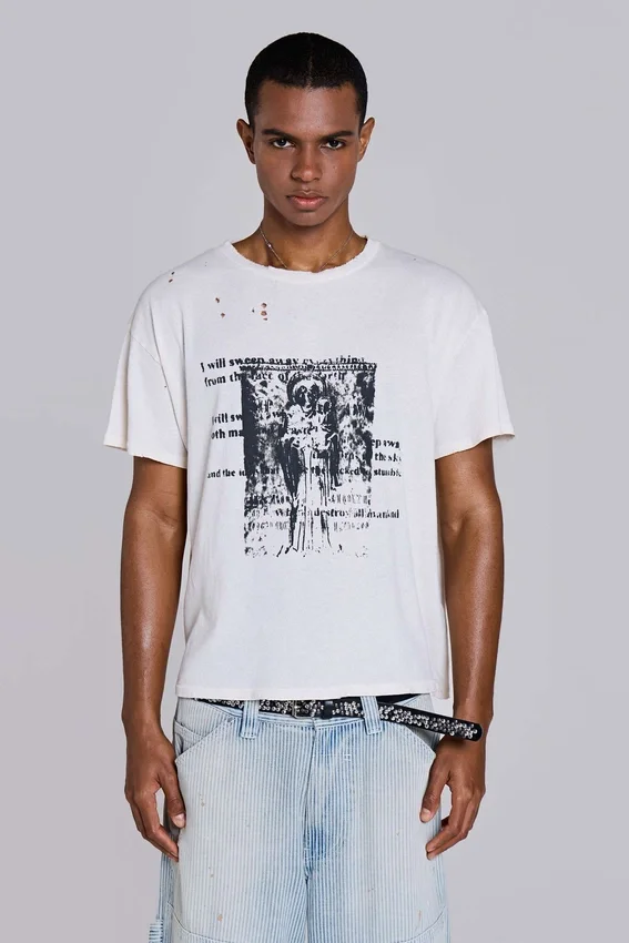 Vit kort T-shirt med etsningsmönster