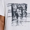 Vit kort T-shirt med etsningsmönster