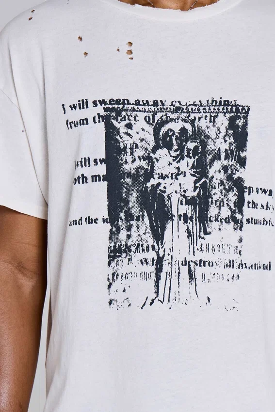 Vit kort T-shirt med etsningsmönster