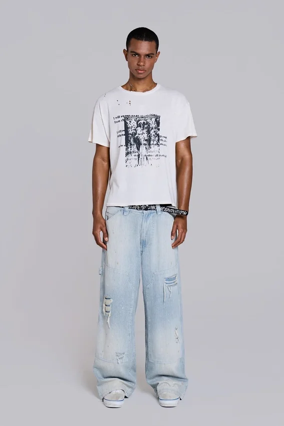 Vit kort T-shirt med etsningsmönster