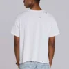 Vit kort T-shirt med etsningsmönster