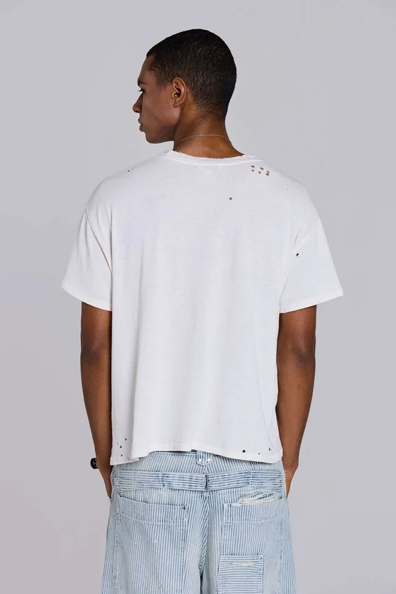 Vit kort T-shirt med etsningsmönster