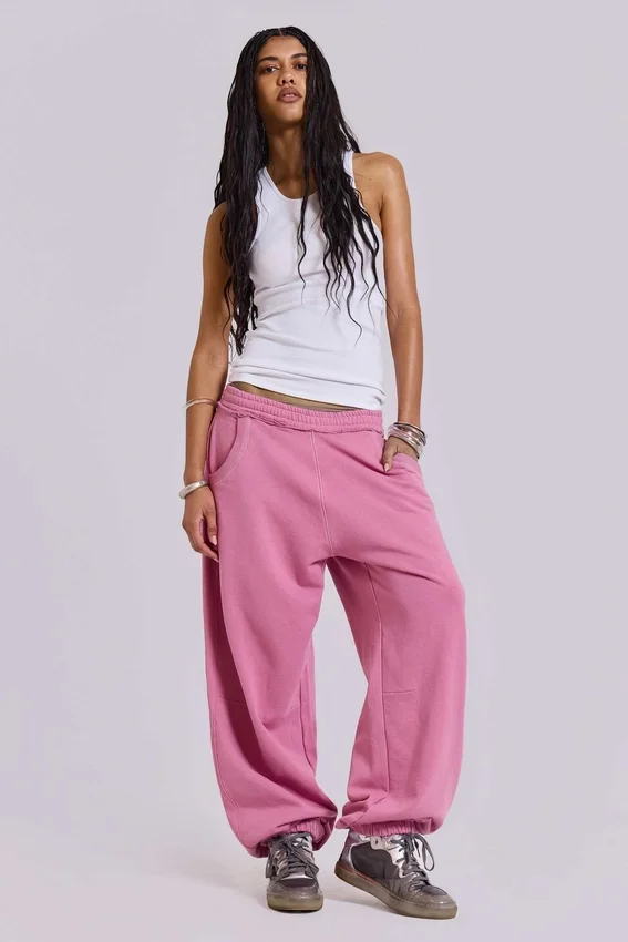 Rosa, vidbyxor med uppvikt benslut i Monster Joggers-stil