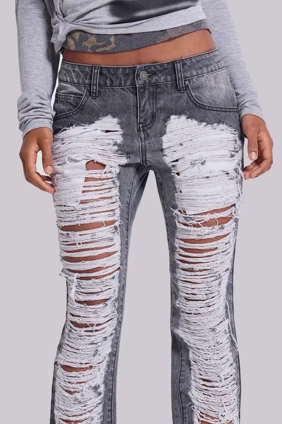 Zain Shredded Bootcut-Jeans i grått